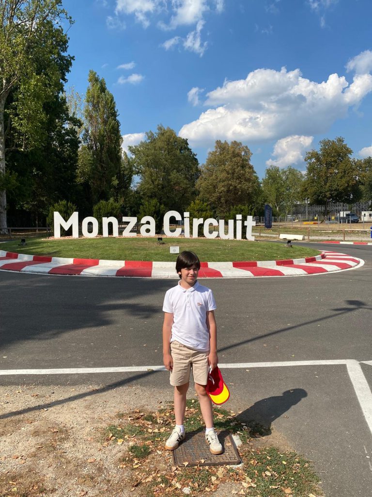 Le jeune passionné devant l’entrée du circuit de Monza.