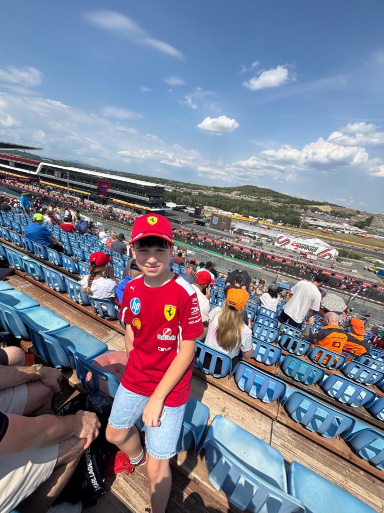 Le jeune passionné dans les tribunes d’un circuit.