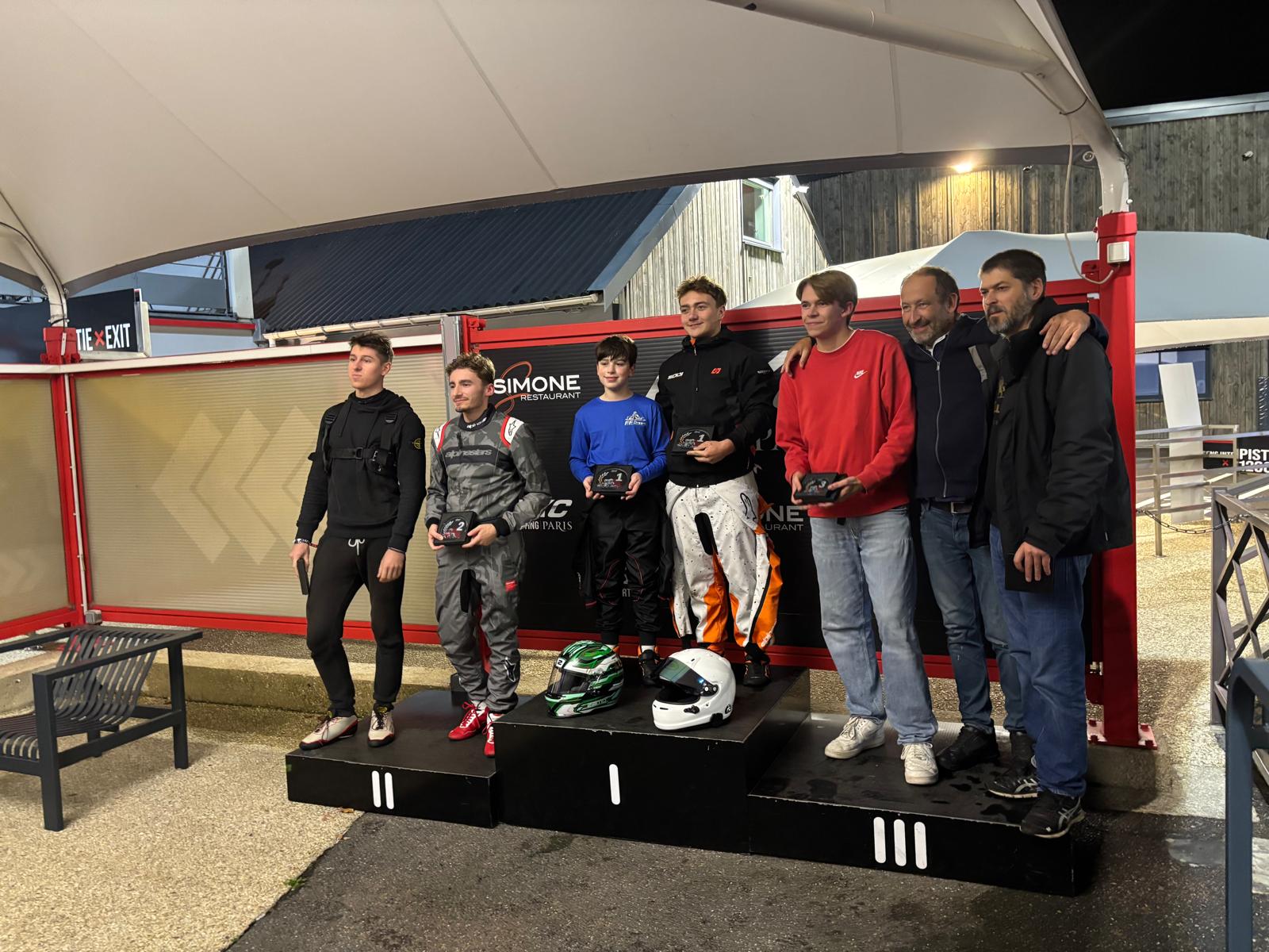 Une photo de groupe lors de la remise des trophées au karting.