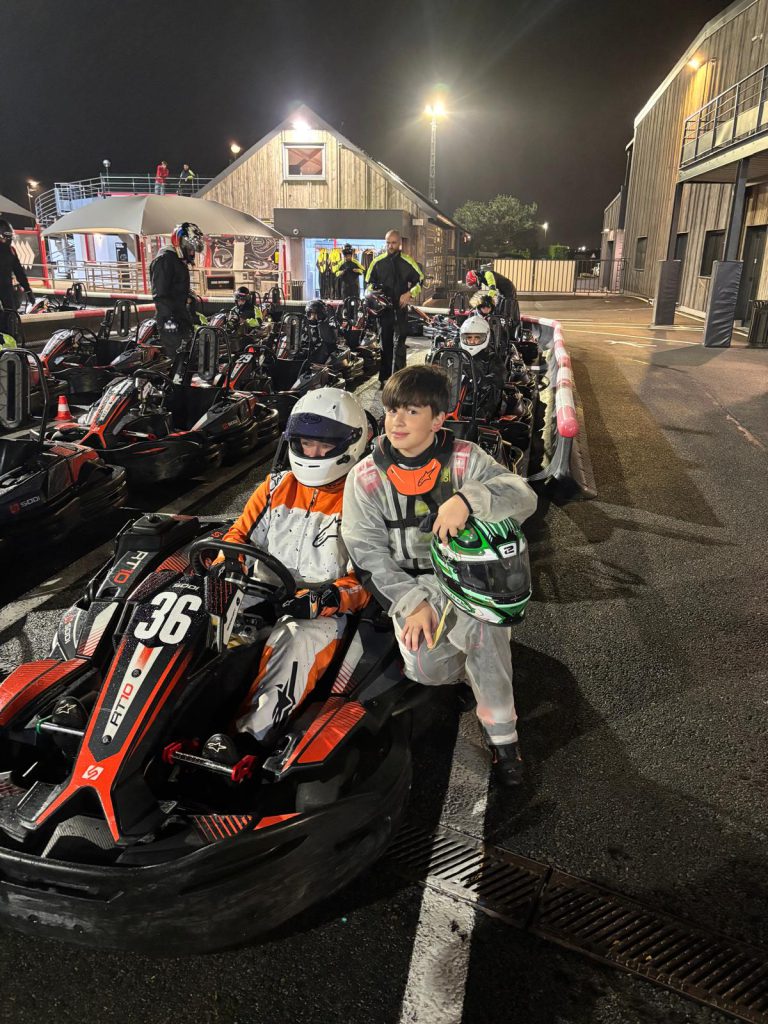 Des karts et des pilotes se préparent en soirée.