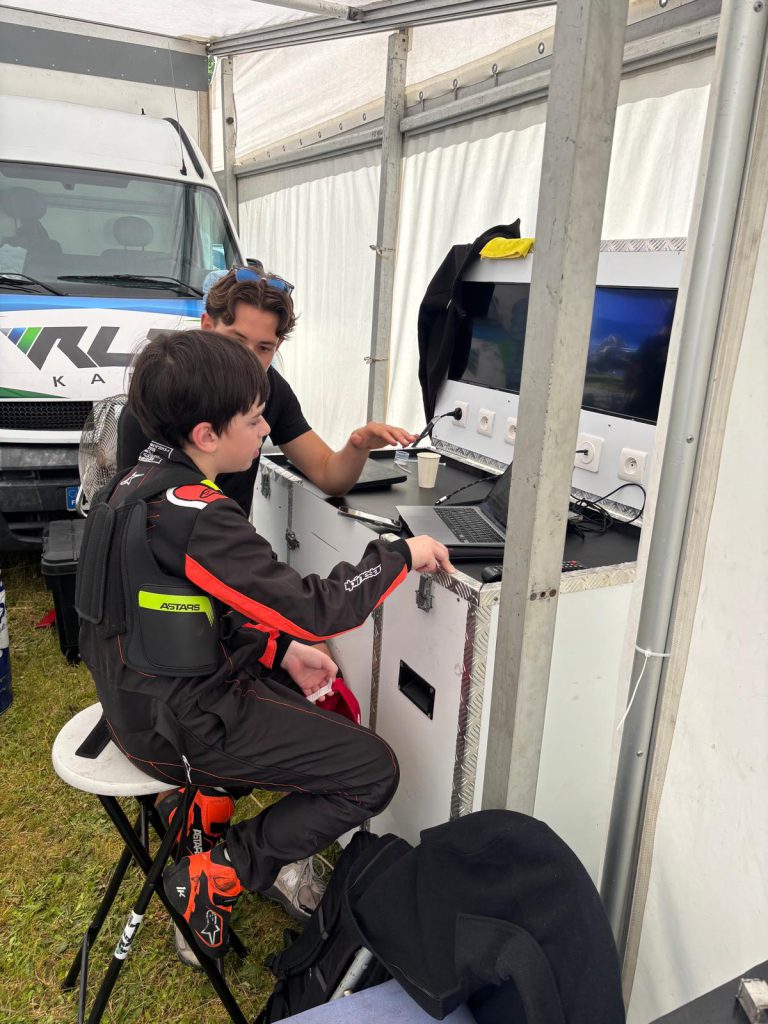 Le jeune pilote s’entraîne sur un poste de simulation.